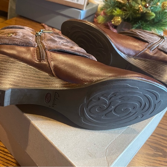 Clarks 2.25” Leather wedge boots w/ suede trim side zip in Sz 10M. Comfy & NICE - Picture 4 of 5